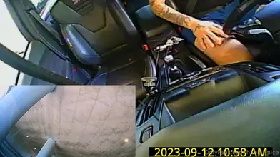 Rudy Ayoub – Se branle la bite dans sa voiture lors d'un solo audacieux en plein jour