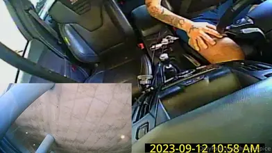 Rudy Ayoub – Se branle la bite dans sa voiture lors d'un solo audacieux en plein jour