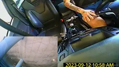 Rudy Ayoub – Se branle la bite dans sa voiture lors d'un solo audacieux en plein jour