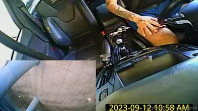 Rudy Ayoub – Se branle la bite dans sa voiture lors d'un solo audacieux en plein jour