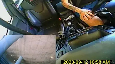 Rudy Ayoub – Se branle la bite dans sa voiture lors d'un solo audacieux en plein jour