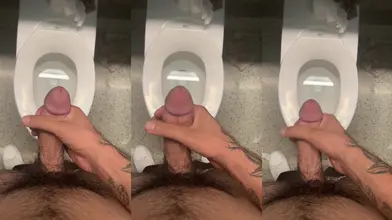 Rudy Ayoub – Se branle la bite dure dans des toilettes publiques