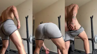 Rudy Ayoub – Torse nu en short gris moulant montre ses fesses à la salle de sport