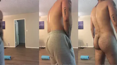 Rudy Ayoub – Triple Panneau en Train de Baisser Son Jogging Gris pour Révéler Son Cul Nu Tatoué dans le Salon