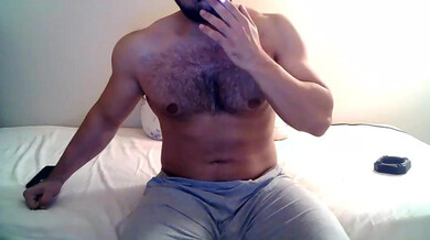 Beau Musclé Turc Poilu Taquine Son Énorme Bite Non-Circoncise