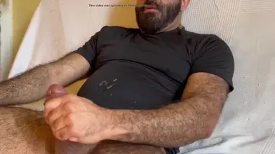 Beau Turc Velu se Branle la Grosse Queue sur le Lit