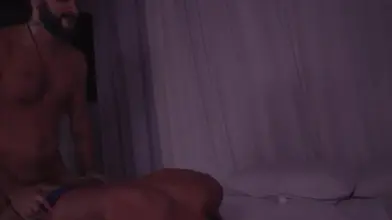 Mecs Musclés Frottent Leurs Grosses Bites à l'Hôtel