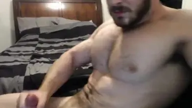Mec Musclé et Barbu Branle sa Grosse Bite sur Cam