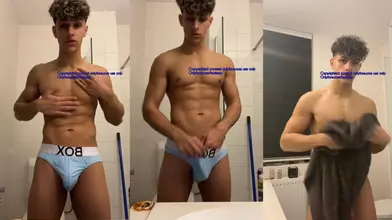 Beau mec athlétique sous la douche (Maroc)