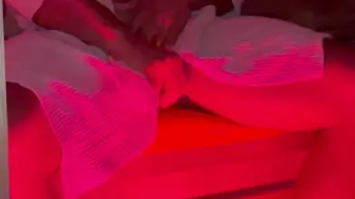 L'étreinte passionnée d'un couple intime dans une embrace tendre