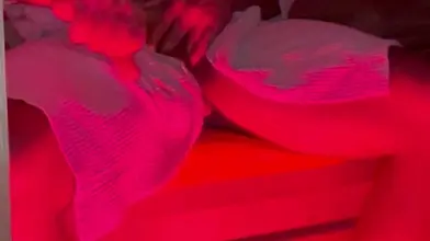 L'étreinte passionnée d'un couple intime dans une embrace tendre