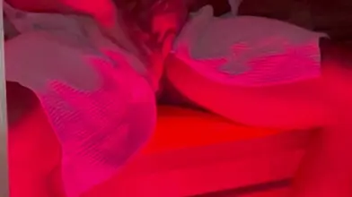 L'étreinte passionnée d'un couple intime dans une embrace tendre