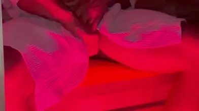 L'étreinte passionnée d'un couple intime dans une embrace tendre