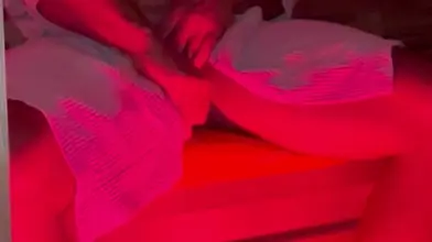 L'étreinte passionnée d'un couple intime dans une embrace tendre