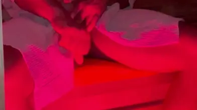 L'étreinte passionnée d'un couple intime dans une embrace tendre