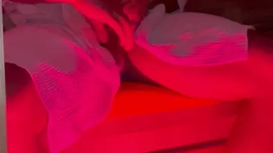 L'étreinte passionnée d'un couple intime dans une embrace tendre