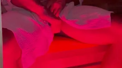 L'étreinte passionnée d'un couple intime dans une embrace tendre