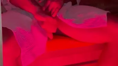 L'étreinte passionnée d'un couple intime dans une embrace tendre