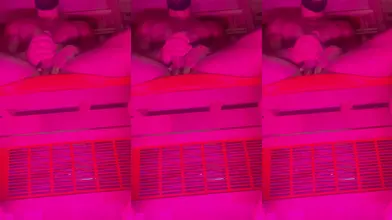 L'Extase Solo du Mâle Arabe Musclé avec Gode dans le Bain Chaud