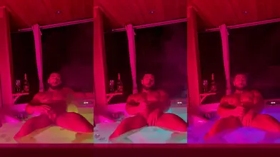 La Séduction du Mec Moyen-Oriental Musclé dans le Jacuzzi Brûlant