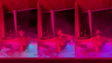 Mec Arabe Musclé Se Déshabille dans un Jacuzzi Brûlant et Sensuel
