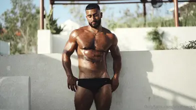 Dieu Musclé du Moyen-Orient Velu Exhibe sa Grosse Bite Intacte