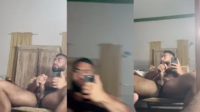 Un Mec Arabe Passionné Caresse Sa Grosse Queue Sensuellement