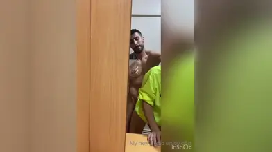 Dom Arabe Musclé Attrape Son Sub Masqué Plié au Lavabo - Tease Nu