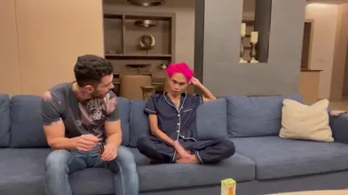 Un Top Arabe Musclé Défonce le Cul du Petit Twink aux Cheveux Rose en Levrette