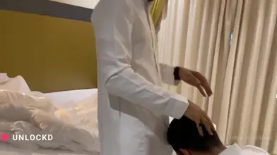 Deux Étalons Saoudiens Mariés en Thobes Baisent Brutalement en Secret dans une Chambre d'Hôtel