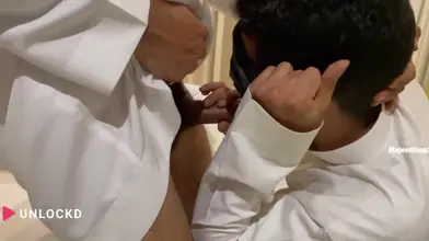 Deux Étalons Saoudiens Mariés en Thobes Baisent Brutalement en Secret dans une Chambre d'Hôtel