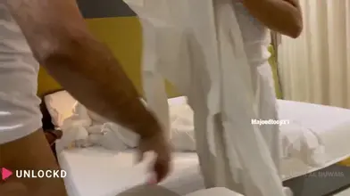 Deux Étalons Saoudiens Mariés en Thobes Baisent Brutalement en Secret dans une Chambre d'Hôtel