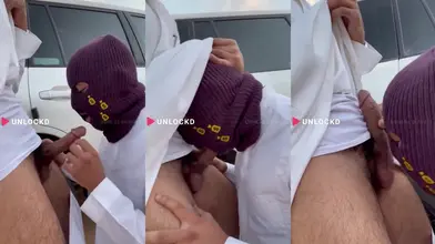 Le Bottom Saoudien Masqué Suce la Grosse Bite Arabe de Majeed Dehors près de la Voiture