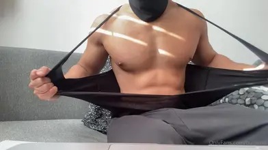 Twunk marocain baraqué montre ses abdos et se branle sur le canapé