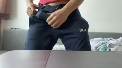 Twunk marocain enlève son jean et montre son cul serré