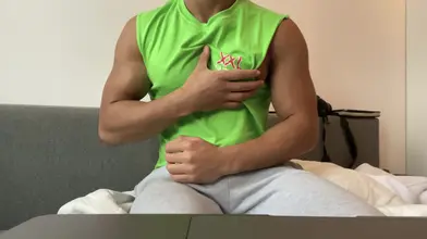 Athlète marocain déchiré flex en slip blanc session tease solo