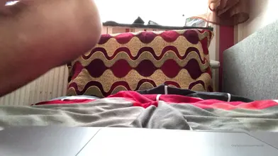 Twink marocain à poil se branle la bite dure sur le canapé