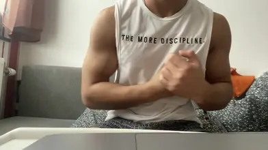 Athlète marocain discipliné se déshabille sur le canapé et montre tout