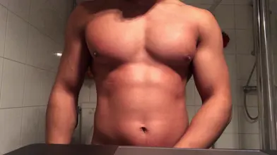 Marocain musclé tout nu sous la douche expose son corps de rêve