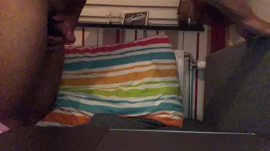 Jeune Marocain se branle seul tard la nuit dans sa chambre