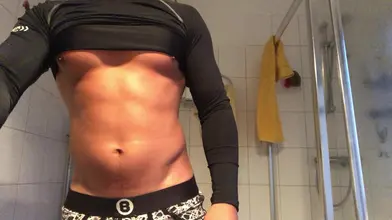 Marocain musclé enlève son slip BOX sous la douche complètement nu