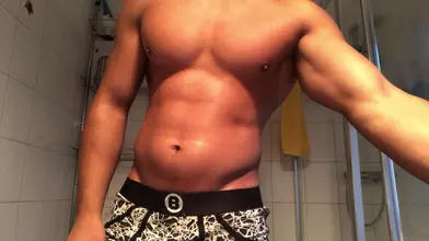 Marocain musclé enlève son slip BOX sous la douche complètement nu