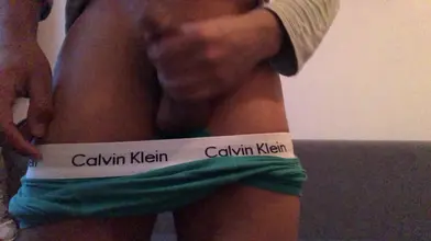 Jeune Marocain en slip Calvin Klein se masturbe solo style POV
