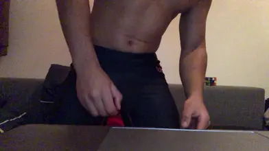 Marocain athlétique se masturbe solo avec jouet bleu devant caméra