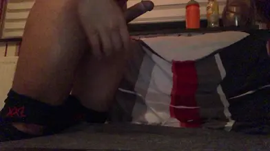 Marocain bien bâti se masturbe nu au lit en gros plan solo POV