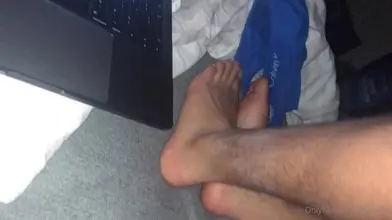 Marocain Costaud Se Branle Solo Nu sur Sol Gris POV Rapproché