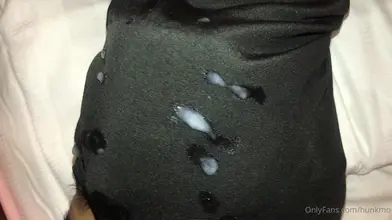 Beau Gosse Marocain Grosse Bosse Tease À Travers Short Noir Gros Plan