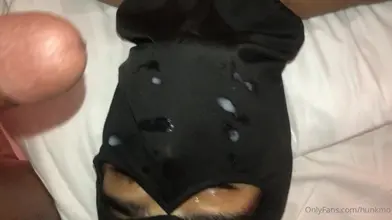 Beau Gosse Marocain Grosse Bosse Tease À Travers Short Noir Gros Plan