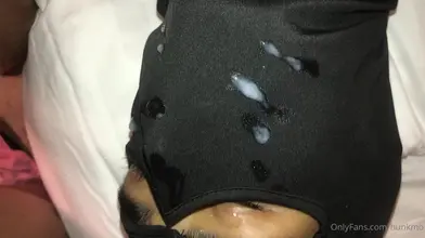 Beau Gosse Marocain Grosse Bosse Tease À Travers Short Noir Gros Plan