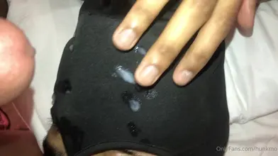 Beau Gosse Marocain Grosse Bosse Tease À Travers Short Noir Gros Plan